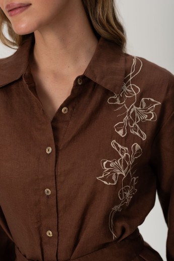 Imagen de Brisa - Vestido Camisero de Lino Bordado Chocolate